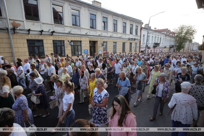 Католікі Гродна выйшлі на вуліцы горада: фота з працэсіі Божага цела