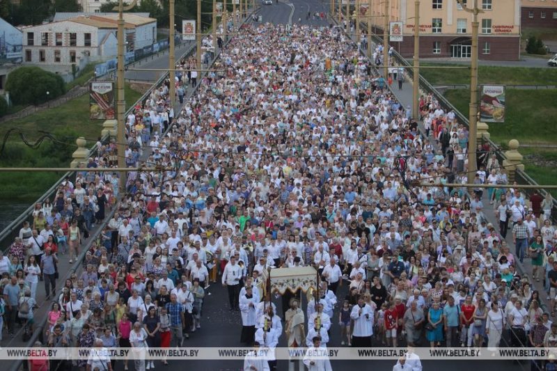 Католікі Гродна выйшлі на вуліцы горада: фота з працэсіі Божага цела