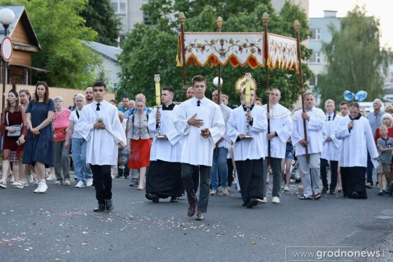 Католікі Гродна выйшлі на вуліцы горада: фота з працэсіі Божага цела