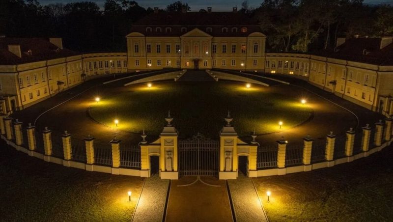 Палац у Свяцку паміж Аўгустоўскім каналам і Гродна - від з вышыні ноччу