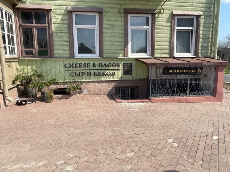 Деревянное здание в Новом Свете "ожило": в нем продают изделия из мяса и фермерский сыр