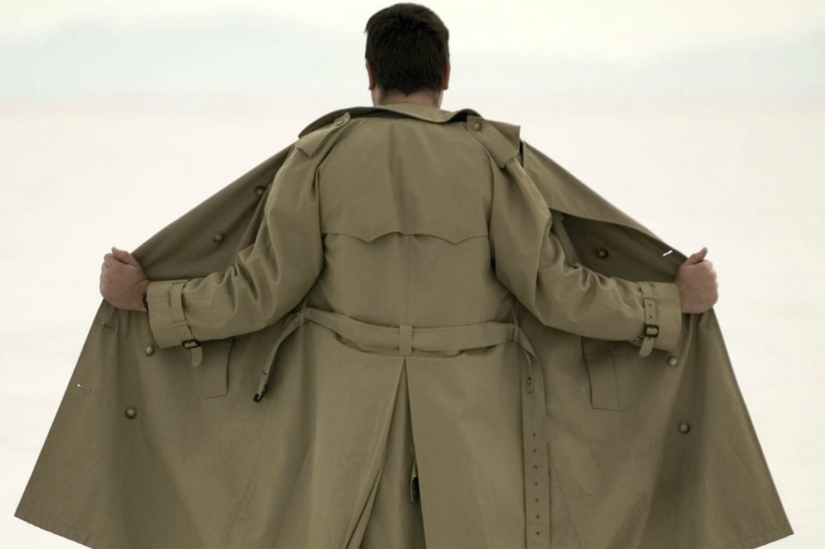 Плащ женский комбинированный. Мужик маньяк в плаще. Кастиио сверхъестественное. Мужик распахивает плащ. Черный плащ только свистни он появится.