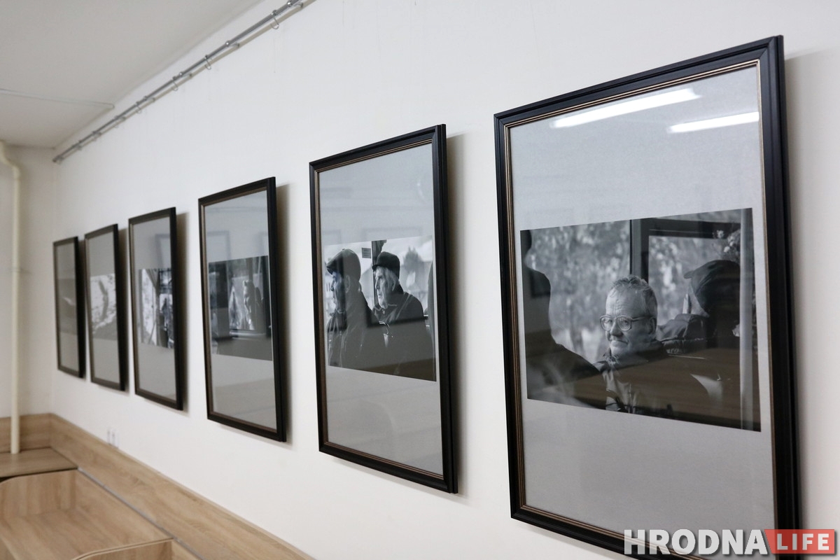 Ездил в автобусе и фотографировал пассажиров: школьник из Гродно представил фотопроект “35-й маршрут”