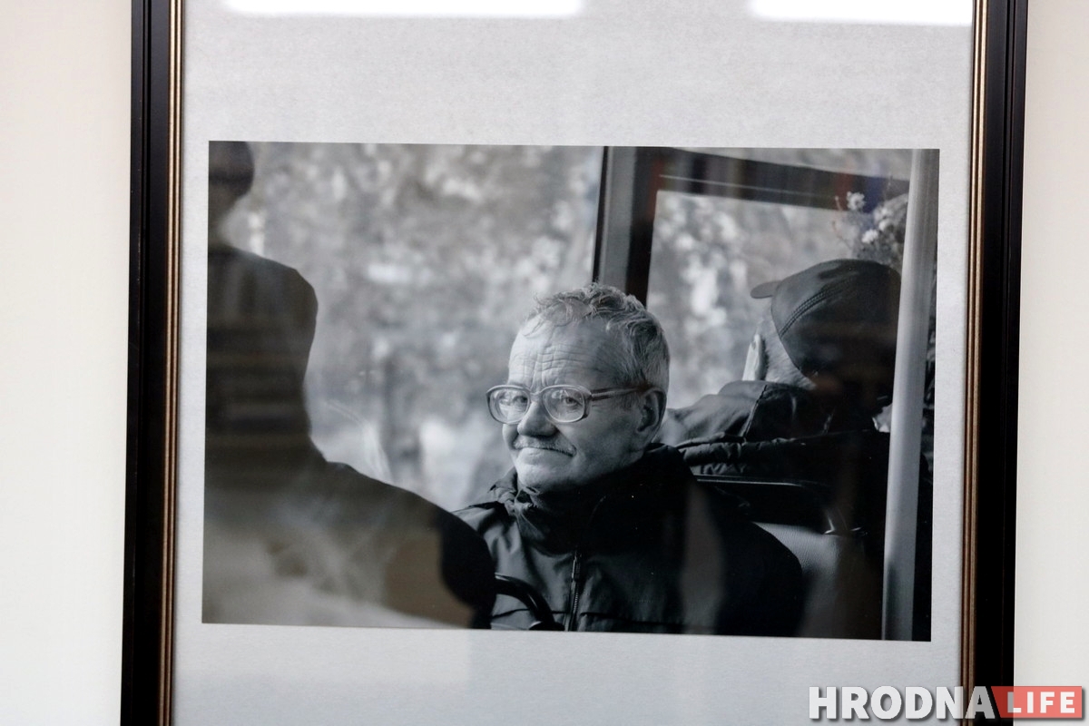 Ездил в автобусе и фотографировал пассажиров: школьник из Гродно представил фотопроект “35-й маршрут”