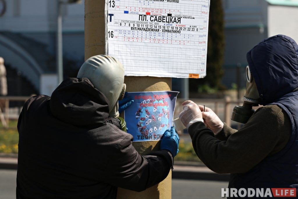 "Хочешь сдохнуть?!" В Гродно активисты расклеили провокационные листовки о коронавирусе