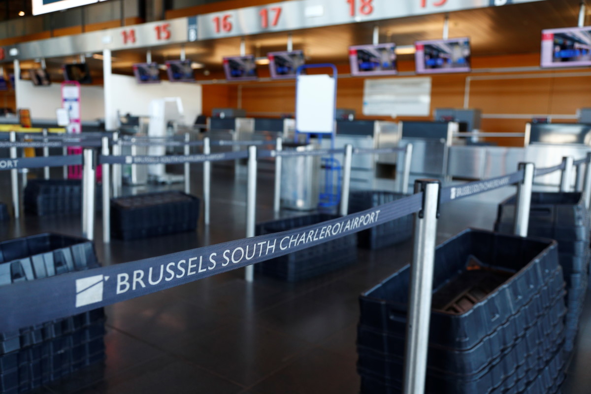 аэропорт Шарлеруа Empty check-in lines are seen before the closure of Brussels South Charleroi Airport as airlines have suspended flights to slow down the spread of coronavirus disease (COVID-19), Charleroi, Belgium March 24, 2020. REUTERS/Francois Lenoir