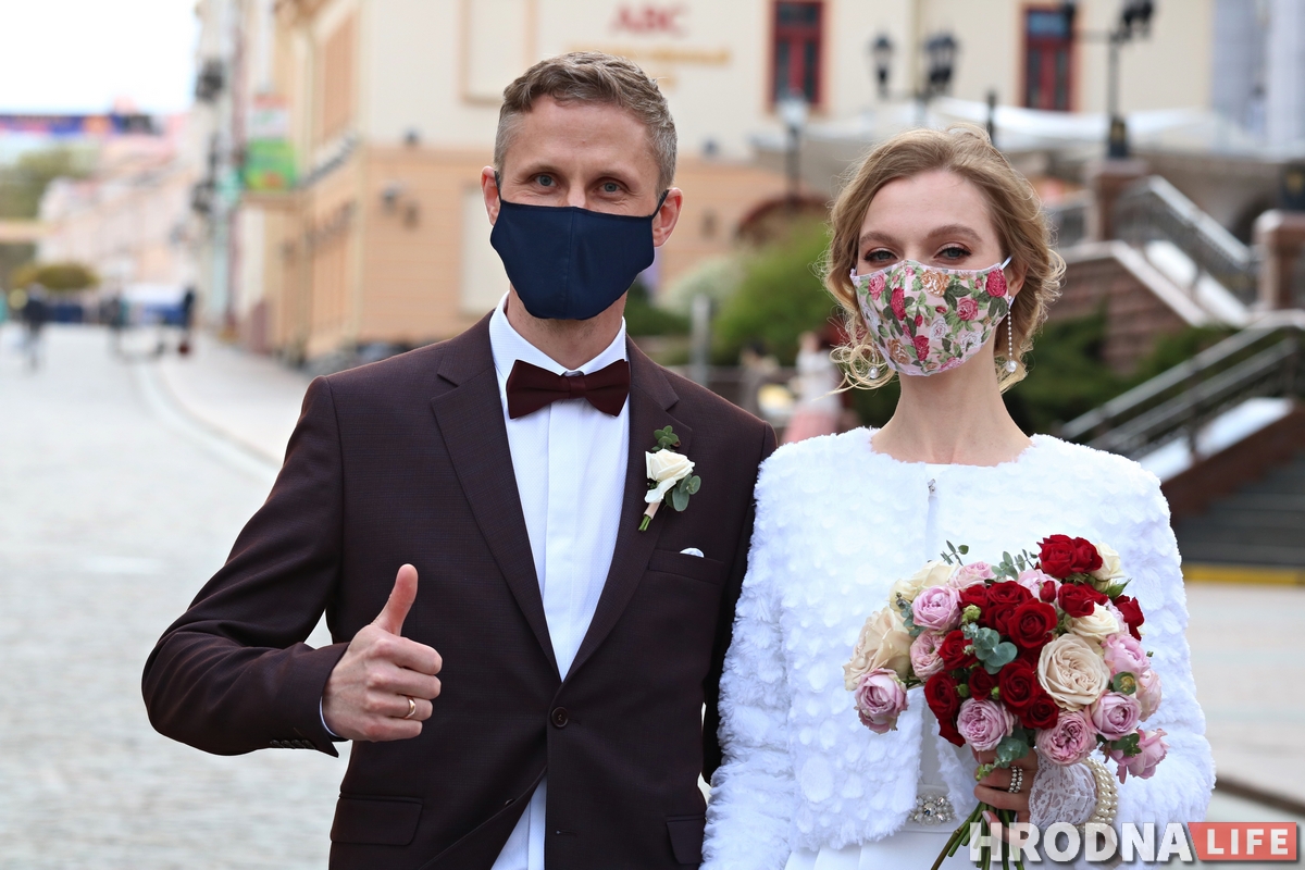 Свадьба во время коронавируса: в Гродно молодожены и гости пришли в ЗАГС в масках