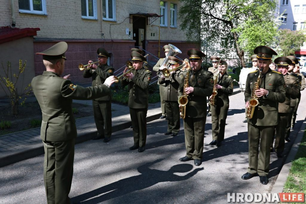 Без масок, но с оркестром. В Гродно ветеранов поздравляют с Днем Победы