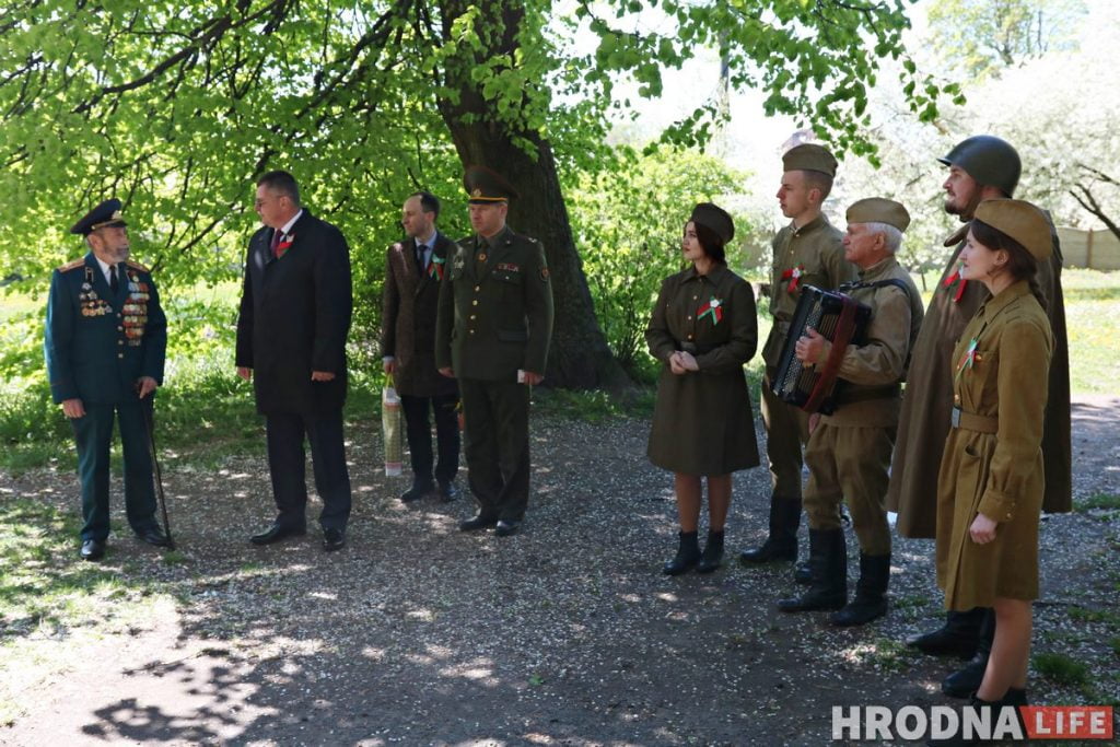 Без масок, но с оркестром. В Гродно ветеранов поздравляют с Днем Победы