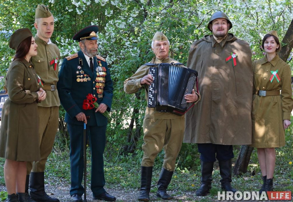 Без масок, но с оркестром. В Гродно ветеранов поздравляют с Днем Победы