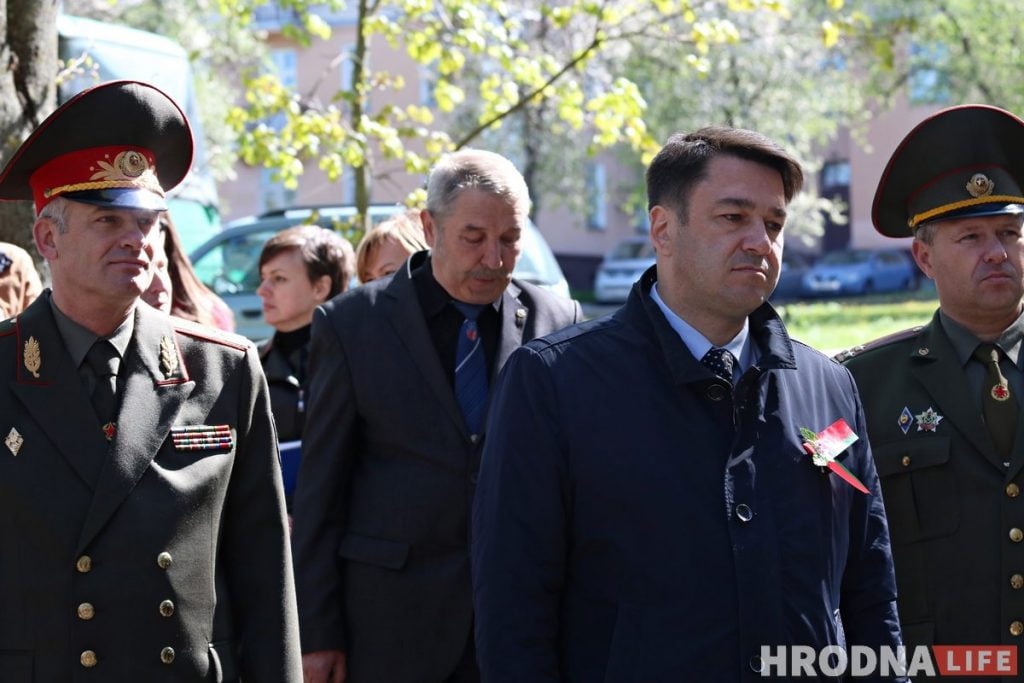 Без масок, но с оркестром. В Гродно ветеранов поздравляют с Днем Победы