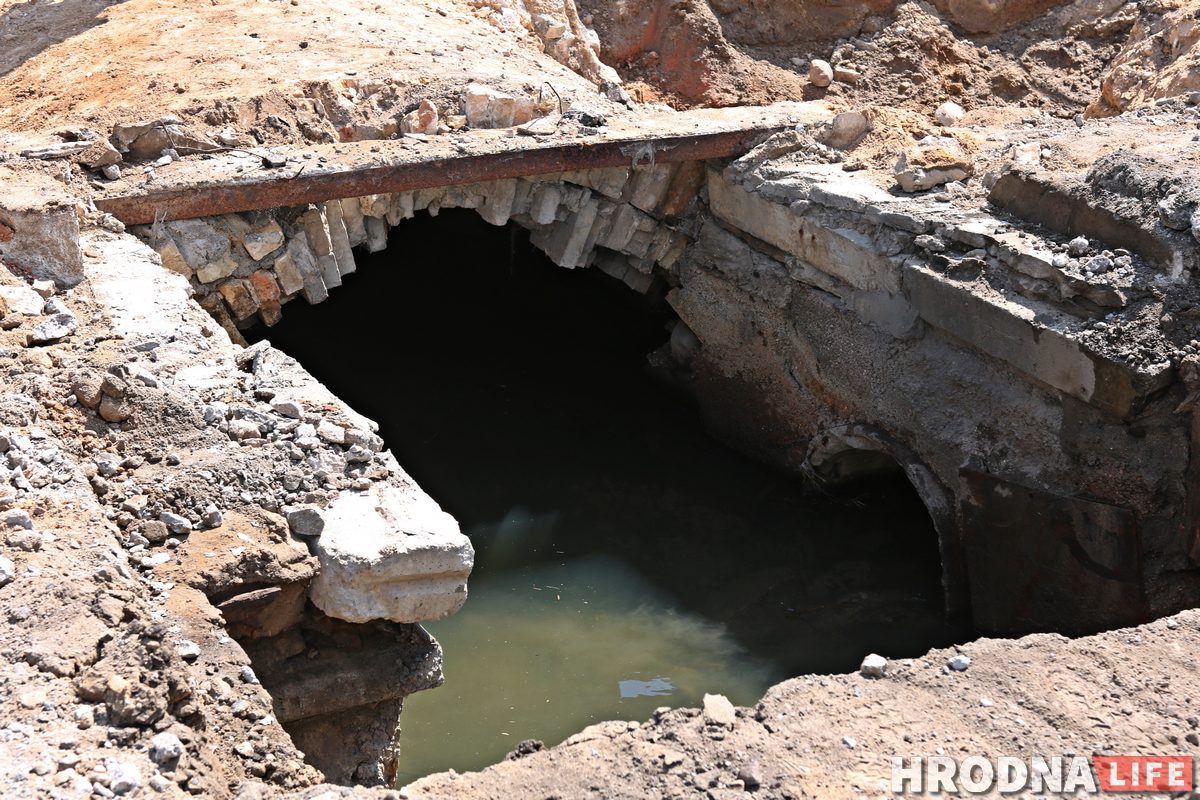 На Тимирязева нашли старый водопровод с подземной рекой