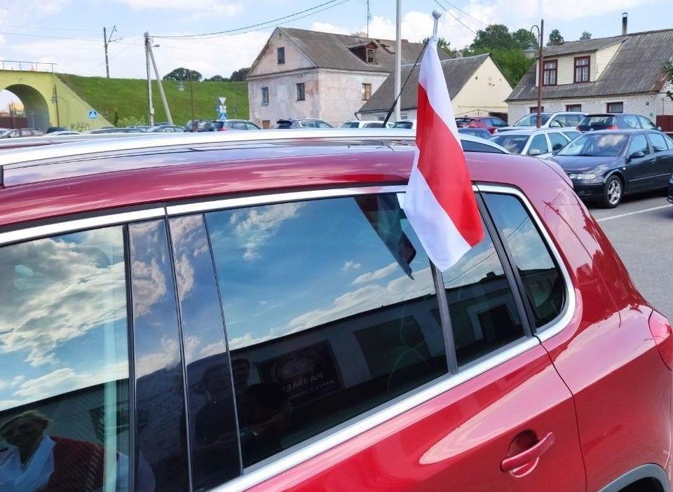 Гродненец из того самого Volkswagen с бело-красно-белыми флагами планирует пересесть на Запорожцы