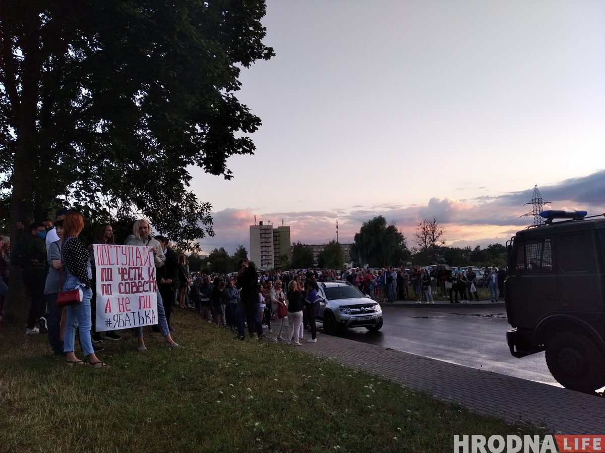 В Гродно в городе задержали больше 20 рабочих "Гродно Азот". Коллеги пришли за ними к РОВД