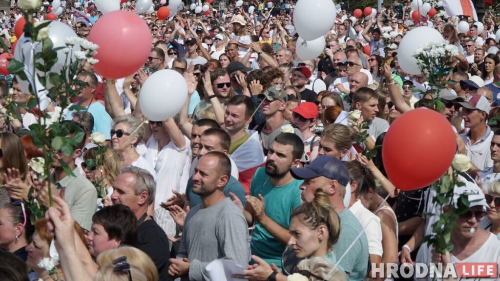 «Не дадим Белорусскому телевидению картинку замусоренной площади». Протестующие убирают мусор после митингов в Гродно и других городах