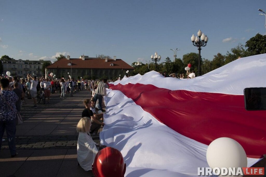 70-метровый бело-красно-белый флаг вывесили на Старом мосту Гродно