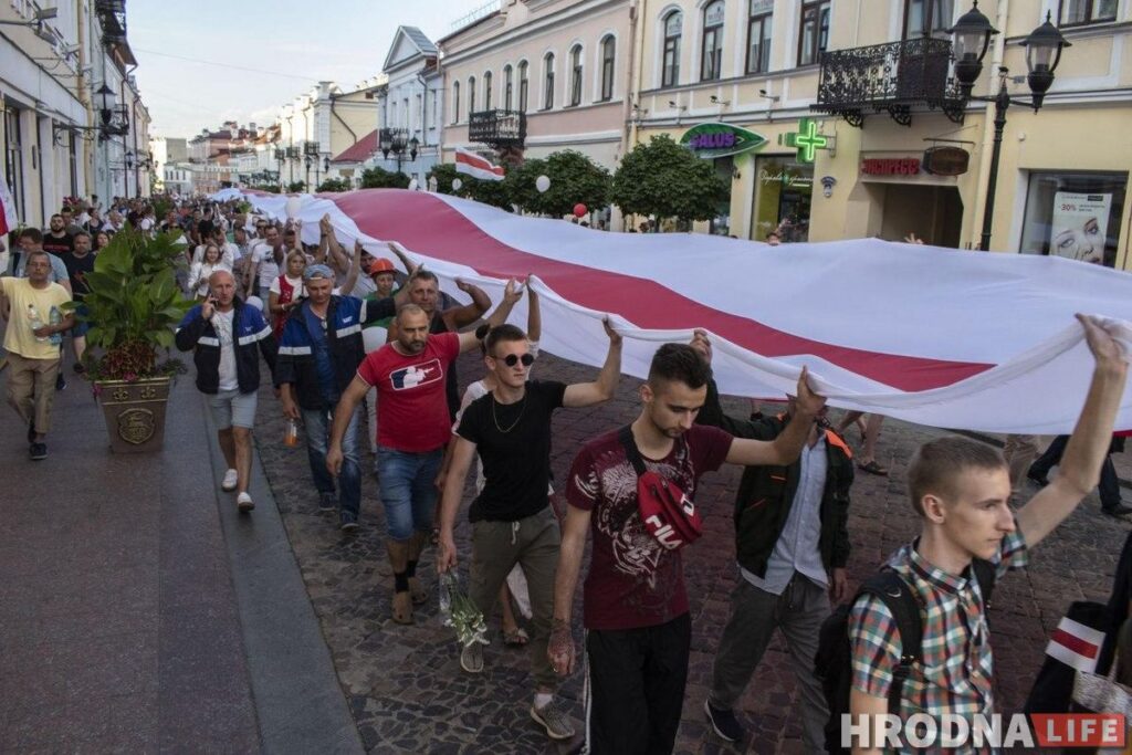 70-метровый бело-красно-белый флаг вывесили на Старом мосту Гродно