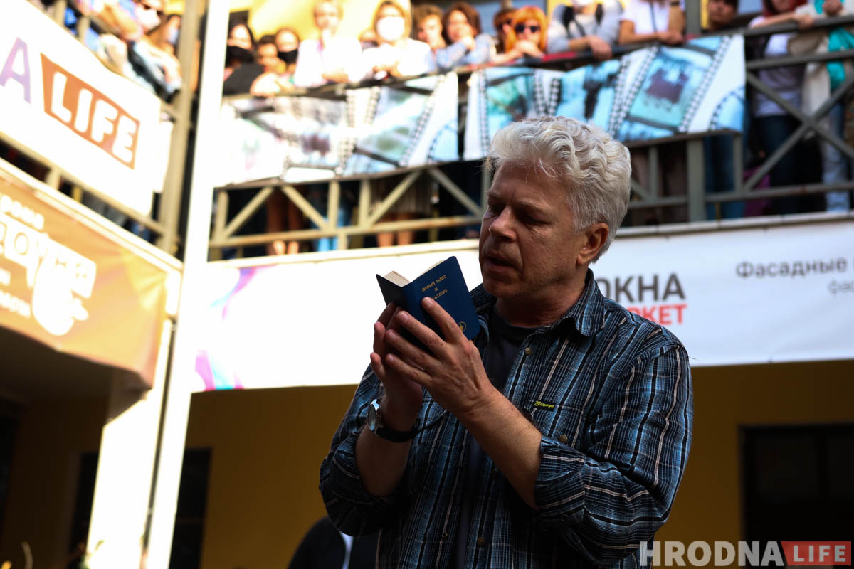 “Если дадут линованную бумагу, пиши поперек”. В Гродно актеры закрывшегося театра выступили во дворе