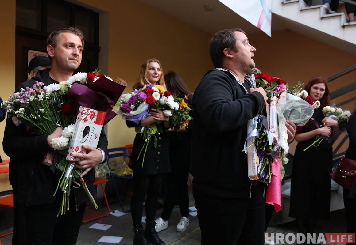 “Если дадут линованную бумагу, пиши поперек”. В Гродно актеры закрывшегося театра выступили во дворе