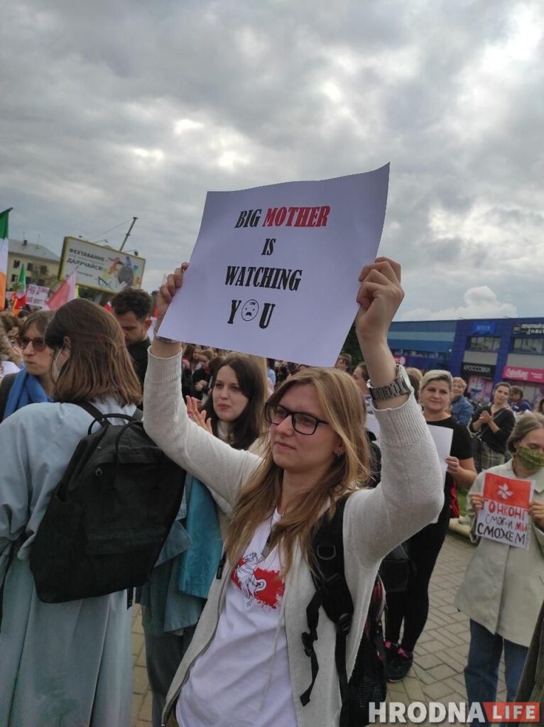 Диктатура страшнее гомофобии. В Минске ЛГБТ-колонна вышла на протест с плакатами и радужными флагами