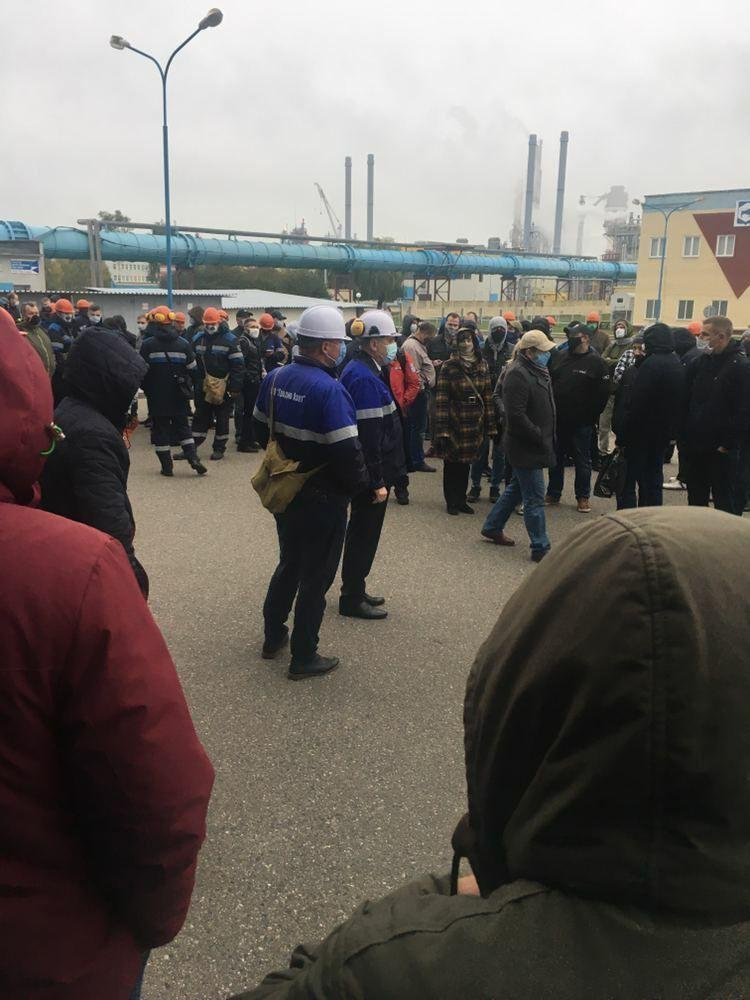 Рабочие "Гродно Азот" собрались утром 26 октября на территории завода.