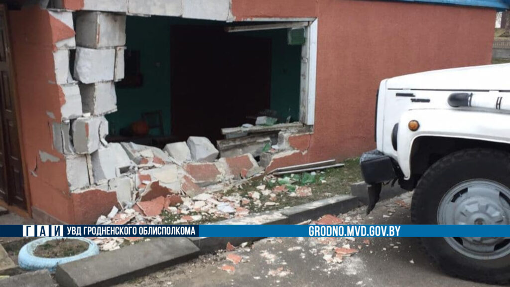 В Поречье грузовик проломил стену жилого дома