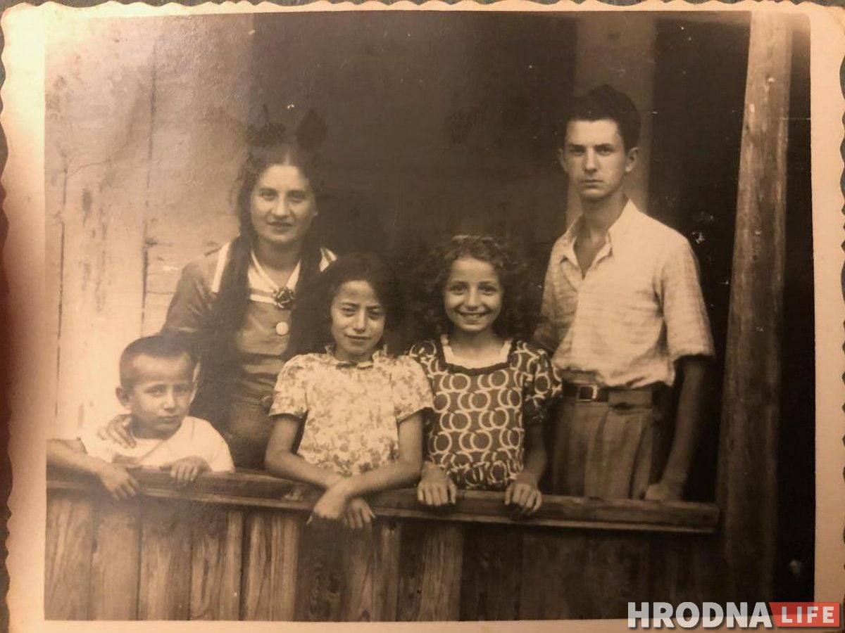 Элияху Езерский (стоит справа) с некоторыми родственниками семьи Рейзнер из Лунно. Август 1939 г. Фото их архива семьи Езерских