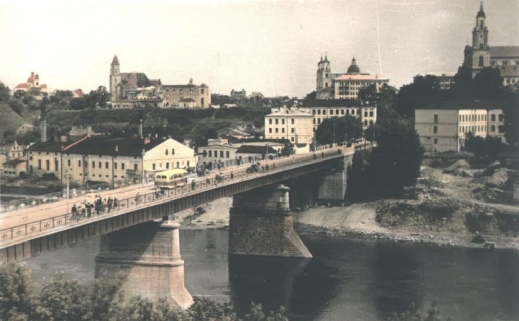 На открытке 1959 г. - мост, построенный в 1950-м г.