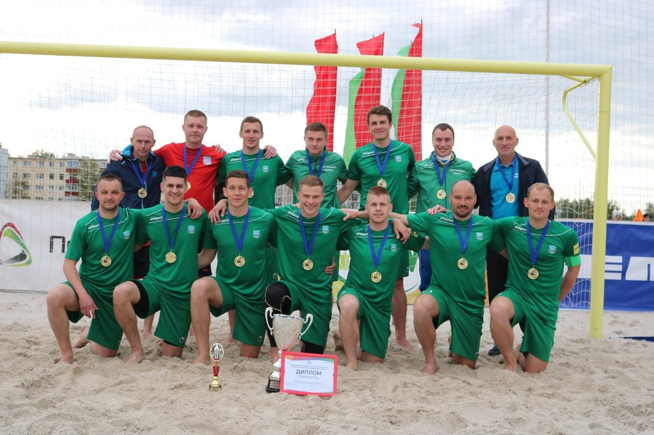 Василий Савич (во втором ряду первый справа) со своей командой по пляжному футболу в 2020 году. Фото: личный архив Васили Савича 
