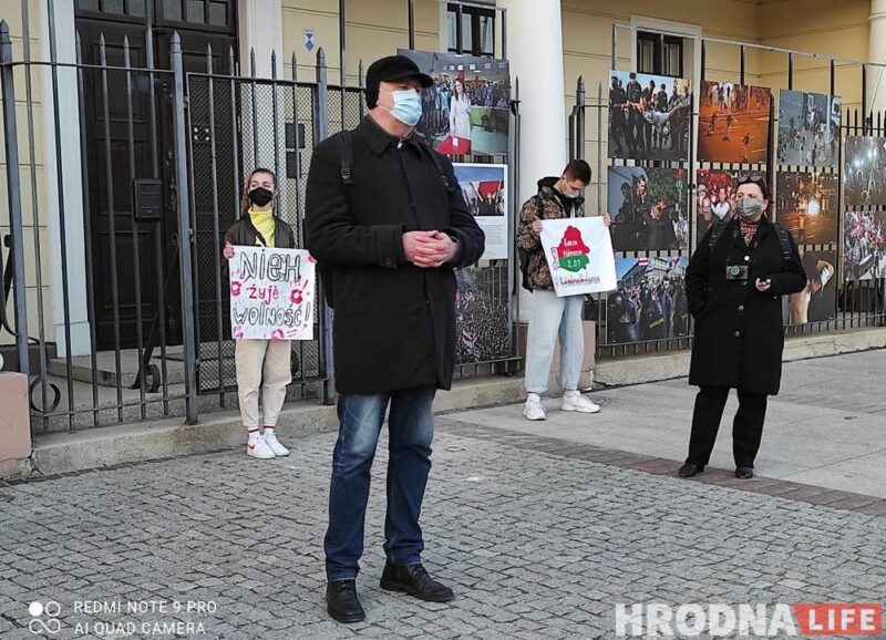 Олег Латышонок выступает перед беларусами в центре Белостока. Фото: Руслан Кулевич