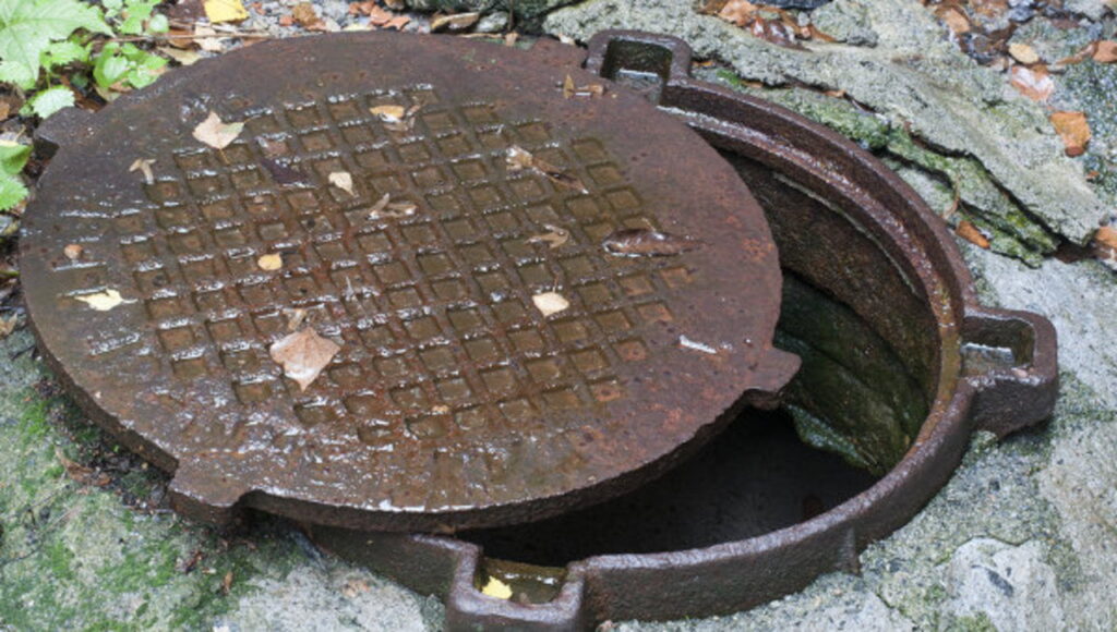 Примерно такой канализационный люк попался под ноги Леониду. Фото иллюстрационное © Flickr / mylisa