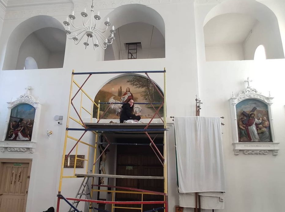 Юлия Кульба реставрирует панно над входом в костел. Фото из личного архива Юлии