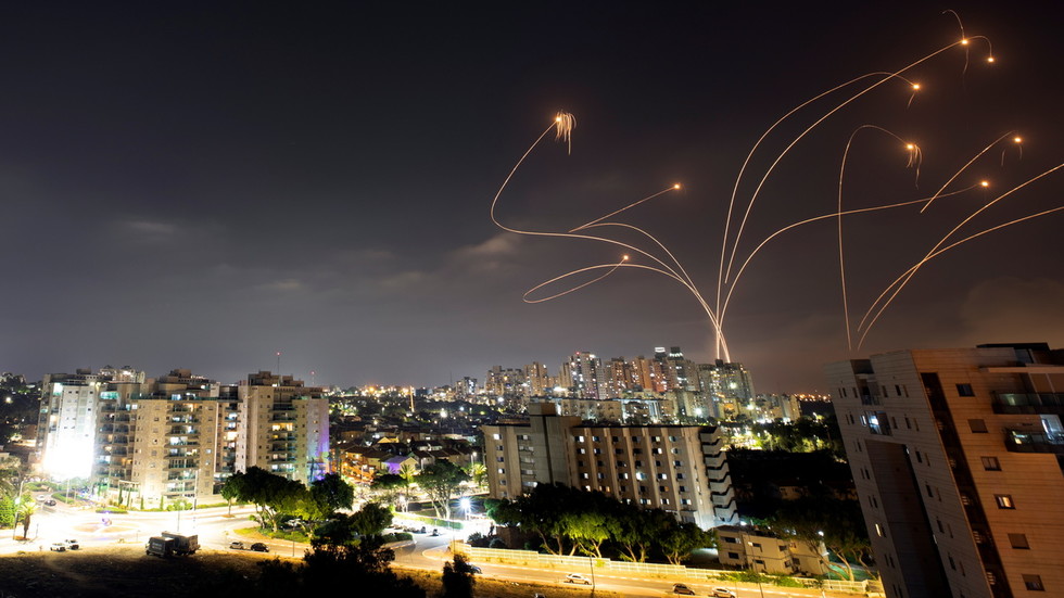 Система ПВО "Железный купол" перехватывает ракеты, запущенные из сектора Газа в направлении Израиля. Фото: Reuters / Amir Cohen
