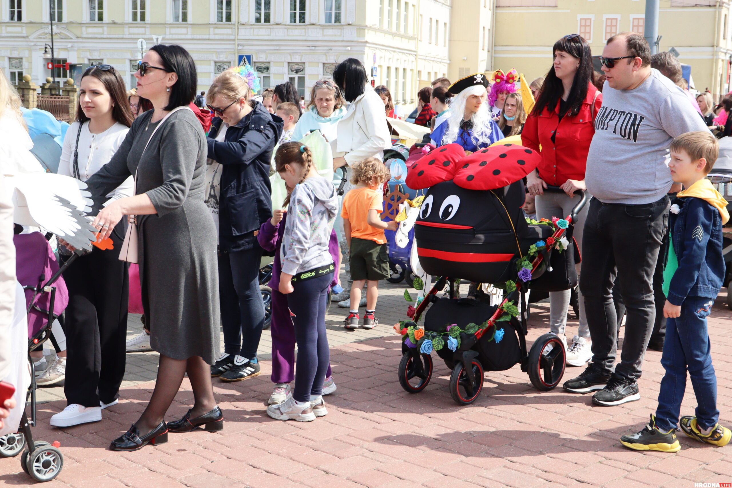 На Дне семьи в Гродно детям дали подержать дубинки и оружие