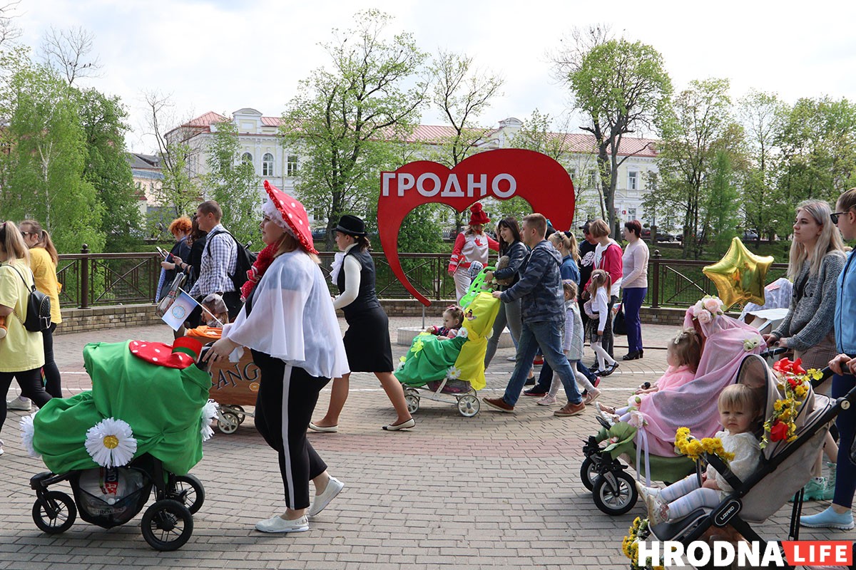 На Дне семьи в Гродно детям дали подержать дубинки и оружие