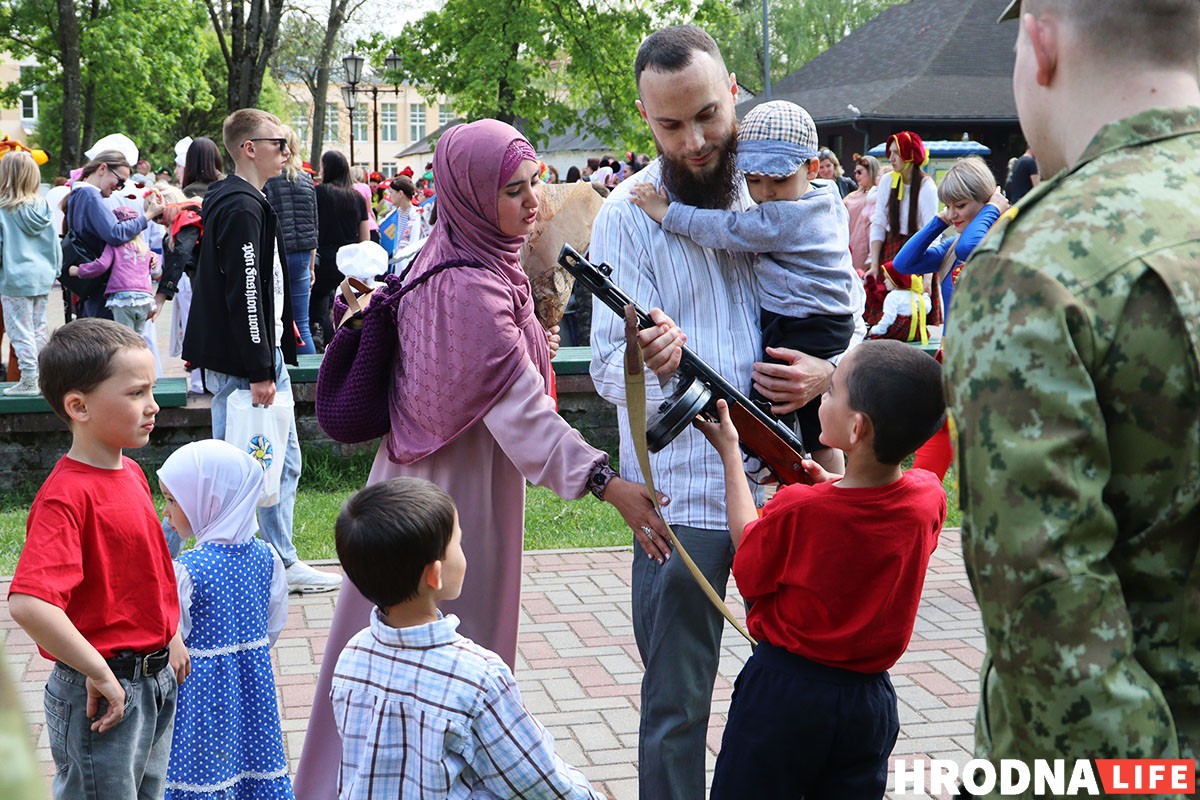 На Дне семьи в Гродно детям дали подержать дубинки и оружие