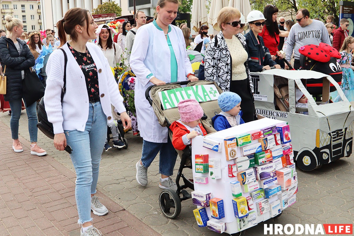 На Дне семьи в Гродно детям дали подержать дубинки и оружие