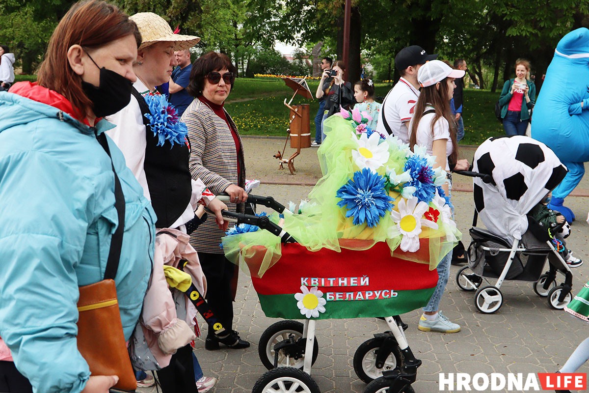 На Дне семьи в Гродно детям дали подержать дубинки и оружие
