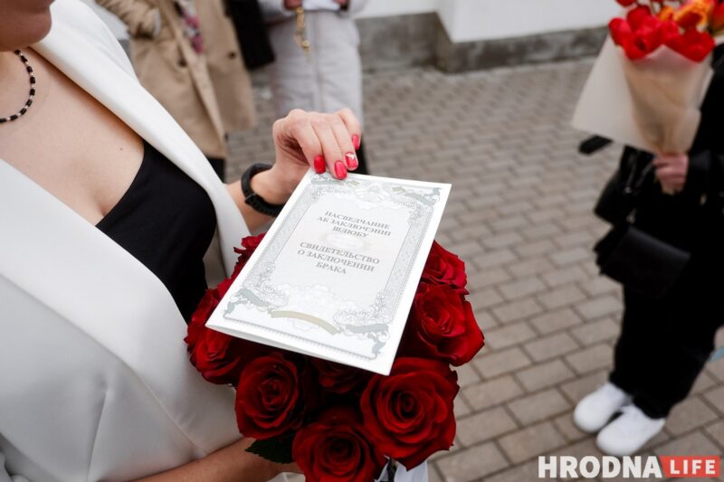 Свидетельство о браке, которое семье вручили за воротами тюрьмы. Фото: Евгений Бузук, свадьба в тюрьме Гродно