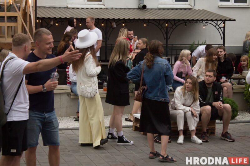 Колоски, диджеи и "водопой". В дворике на Мостовой открыли сезон летних вечеринок