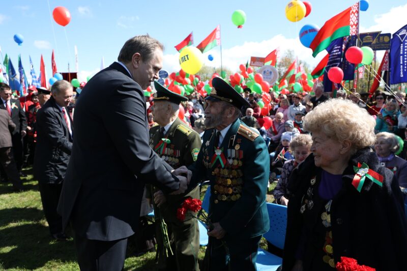 Владимир Караник и ветераны. Источник фото: личная страница В.Караника в Facebook