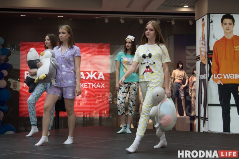 Для школы - деловой стиль, для дома - пижама. В Гродно показали модные луки для подростков к началу осеннего сезона