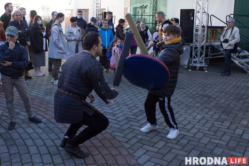 Повседневность средневековья и путь из варягов в греки. В Гродно прошел фестиваль с играми, танцами и поединками