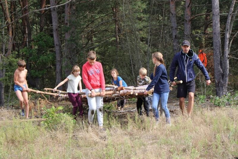 «Развивашки отдыхают». Увели детей в лес, забрали мобильники и дали волю. Как гродненские инструкторы воспитывают покорителей вершин