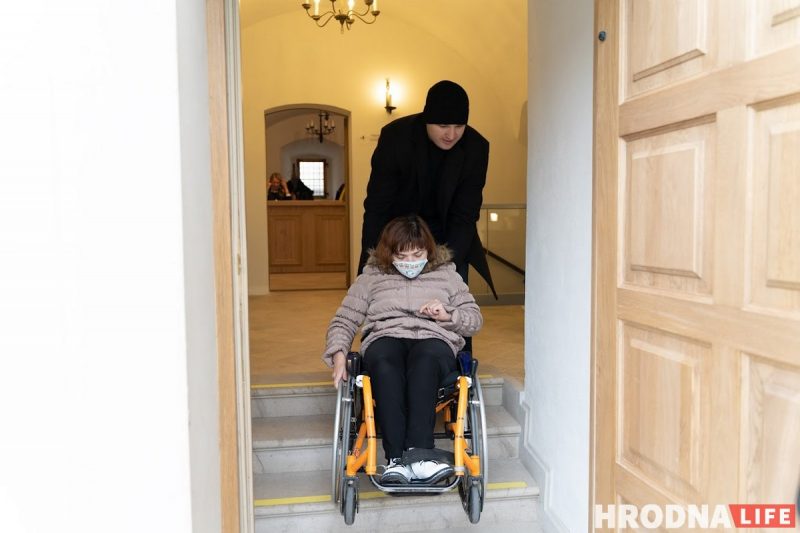 Неприступный Старый замок: Аня в инвалидной коляске попала только в один зал, Лера с ДЦП боялась спускаться по лестнице без перил