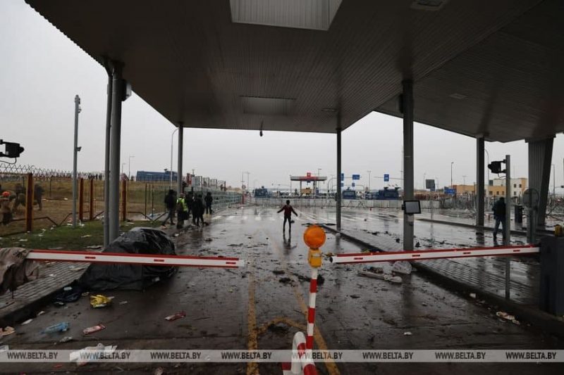 Штурм границы: мигранты разобрали плитку, польские силовики ответили водометом, полицейскому проломили череп