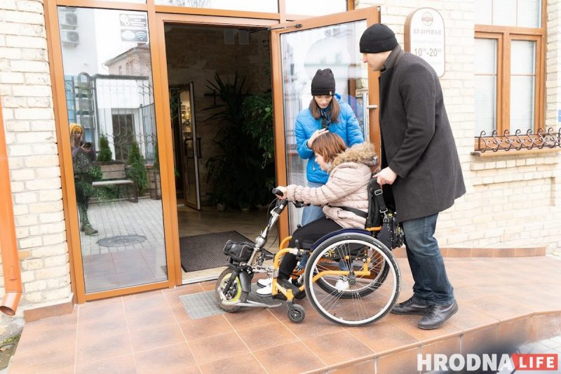 Кофе в Гродно не для всех. Волонтеры в инвалидных колясках протестировали городской общепит на доступность
