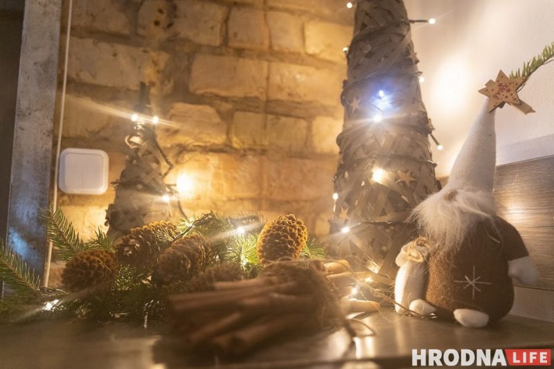 Снеговики за “решеткой” и прошлогодние подарки под ёлкой. Как украшают Гродно к Новому, 2022 году