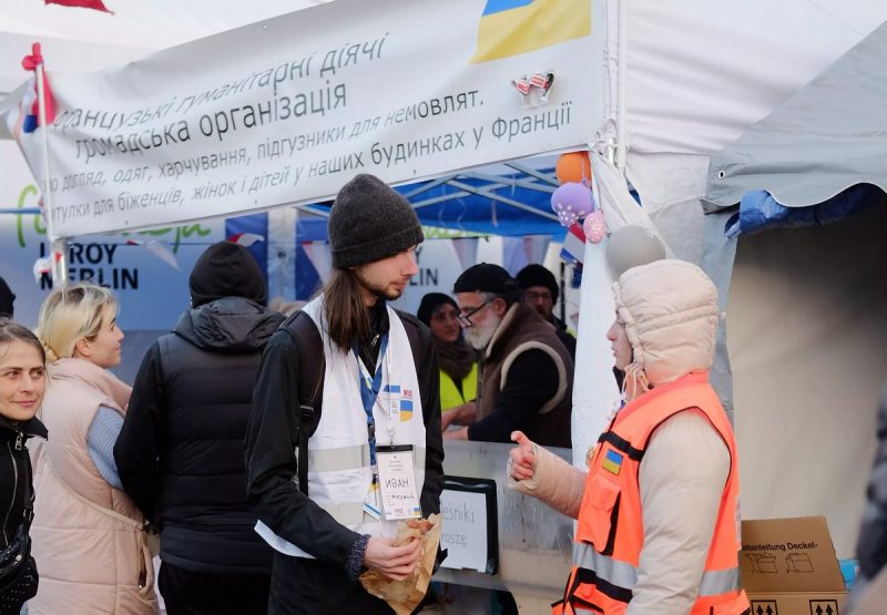 Волонтеры и беженцы на границе Украины и Польши