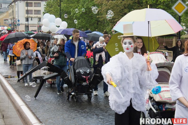 Пчёлы, танки, Мойдодыр. День семьи в Гродно отметили парадом колясок